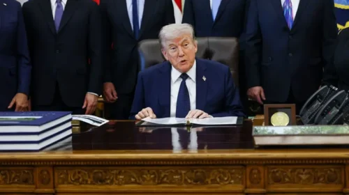 Trump: Irani do të “fshihet nga faqja e dheut” nëse godet anijet amerikane në Hormuz