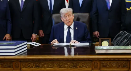 Trump: Irani do të “fshihet nga faqja e dheut” nëse godet anijet amerikane në Hormuz