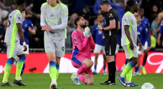 Momenti epik i mbrëmjes, Donnarumma ra në gjunjë dhe iu lut gjyqtarit të anulonte golin e Evertonit