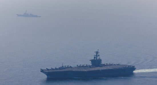 Irani godet një anije të marinës amerikane pasi “injoroi paralajmërimet” për t’u ndalur