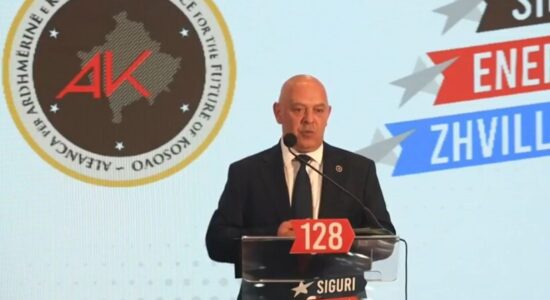 Pas 26 vitesh udhëheqjeje, Ramush Haradinaj ia dorëzon drejtimin e AAK-së Ardian Gjinit