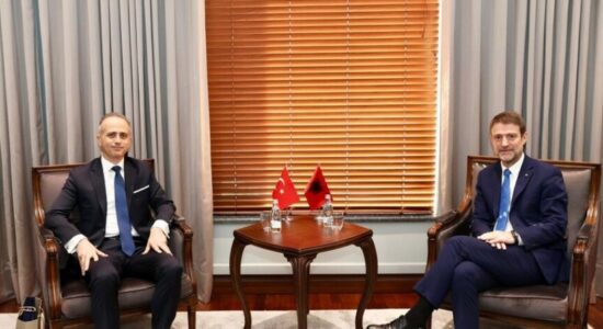 Ministri Hoxha takon ambasadorin turk: Rikonfirmuam partneritetin strategjik Shqipëri-Turqi