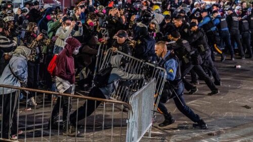 Protestuesit kundër agjencisë ICE përplasen me policinë jashtë një qendre ndalimi në New Jersey