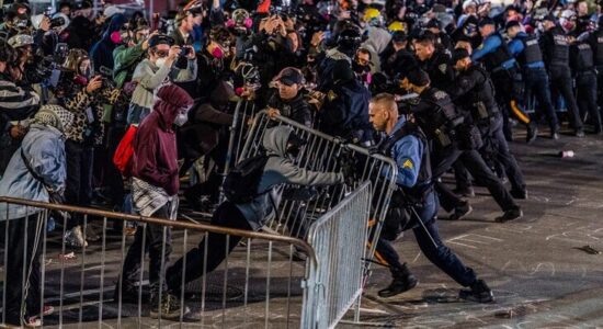 Protestuesit kundër agjencisë ICE përplasen me policinë jashtë një qendre ndalimi në New Jersey