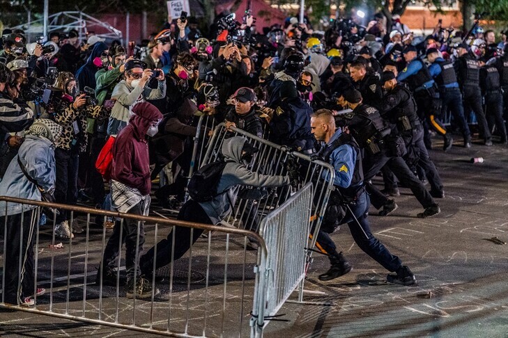 Protestuesit kundër agjencisë ICE përplasen me policinë jashtë një qendre ndalimi në New Jersey