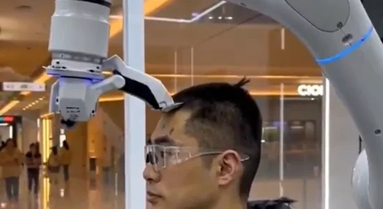 AI hyn në botën e kujdesit personal –  robotët që presin flokë po bëhen viral