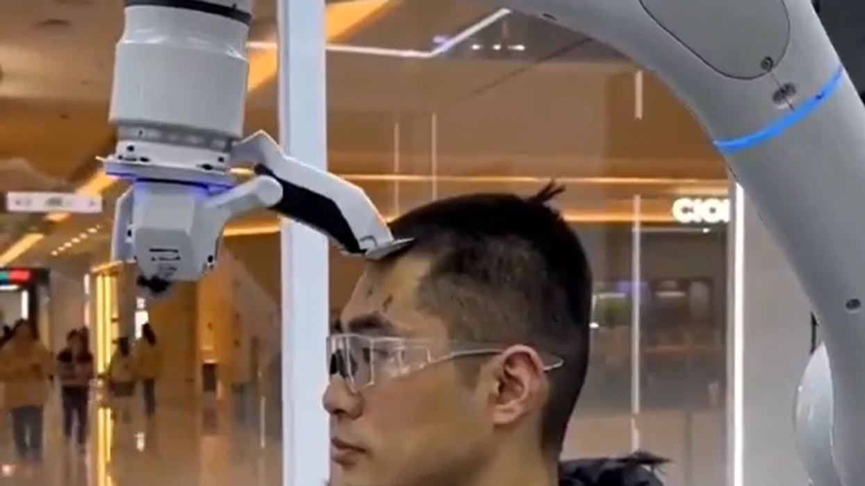 AI hyn në botën e kujdesit personal –  robotët që presin flokë po bëhen viral