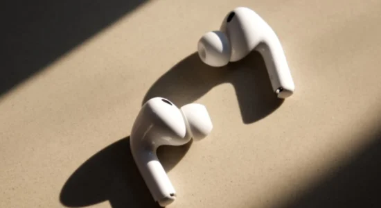 Apple afër finalizimit të AirPods Ultra me kamera dhe AI