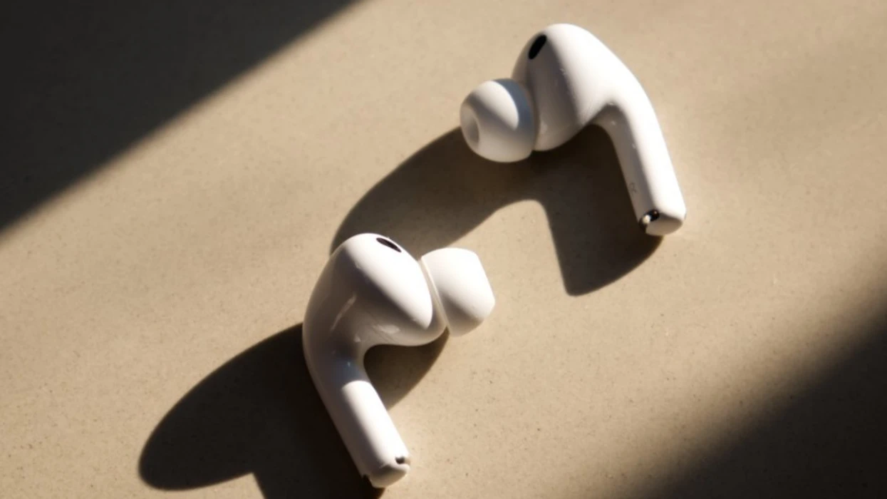Apple afër finalizimit të AirPods Ultra me kamera dhe AI