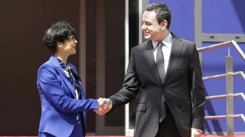 Eurokomesarja Marta Kos takon Haxhiun dhe Kurtin