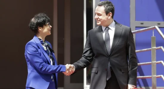 Eurokomesarja Marta Kos takon Haxhiun dhe Kurtin