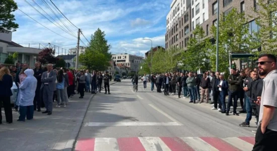 Lushtaku pritet të intervistohet nga Krimet e Rënda, vijon grumbullimi i qytetarëve në Skenderaj