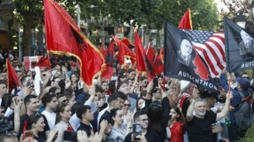 “Shqiptaria është me Shkupin!”, protestë në Tiranë në mbështetje të studentëve shqiptarë në RMV