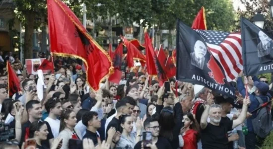 “Shqiptaria është me Shkupin!”, protestë në Tiranë në mbështetje të studentëve shqiptarë në RMV