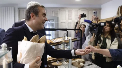 Kryeministri francez shkakton “skandal” duke blerë bukë për 1 Maj