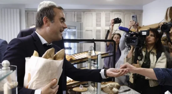 Kryeministri francez shkakton “skandal” duke blerë bukë për 1 Maj