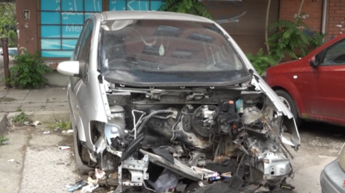 (VIDEO) Pas paralajmërimeve për pronarët, së shpejti nis largimi i makinave të braktisura