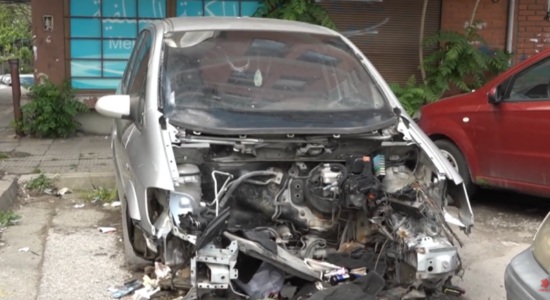 (VIDEO) Pas paralajmërimeve për pronarët, së shpejti nis largimi i makinave të braktisura