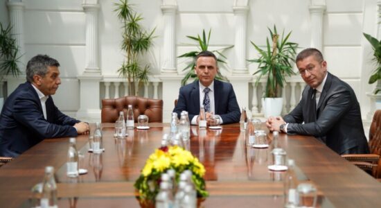 Liderët e VLEN-it takohen me kryeministrin Mickoski: Institucionet po punojnë për gjetjen e zgjidhjet për provimin e jurisprudencës