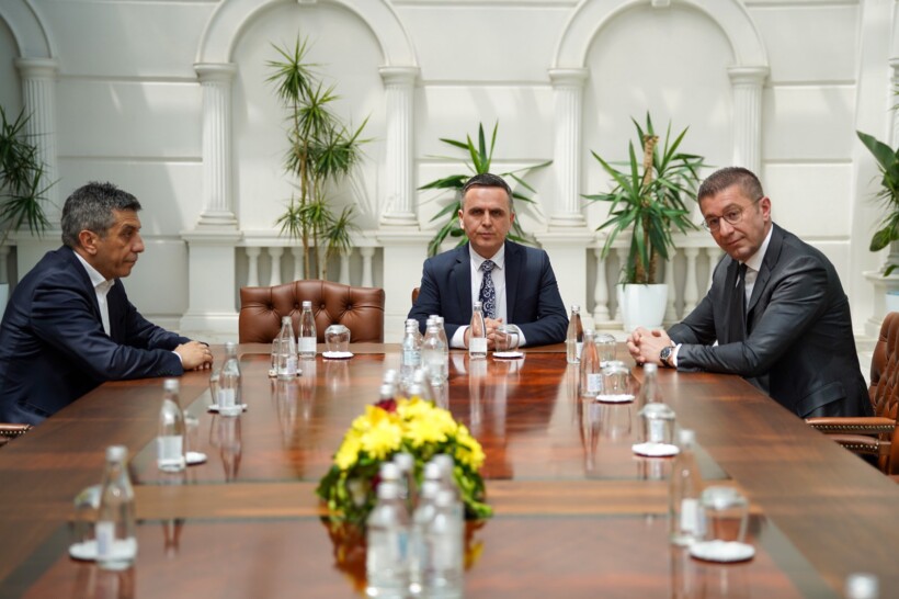 Kryetarët e VLEN-it takohen me kryeministrin Mickoski: Institucionet po punojnë për gjetjen e zgjidhjes për provimin e jurisprudencës