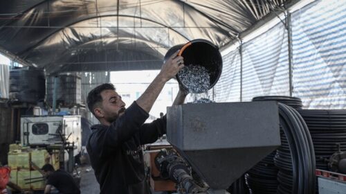 Gaza, plastika e mbledhur nga mbeturinat po shndërrohet në tuba për të përmbushur nevojat për ujë