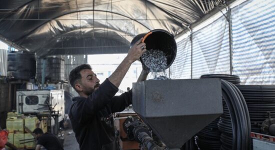 Gaza, plastika e mbledhur nga mbeturinat po shndërrohet në tuba për të përmbushur nevojat për ujë