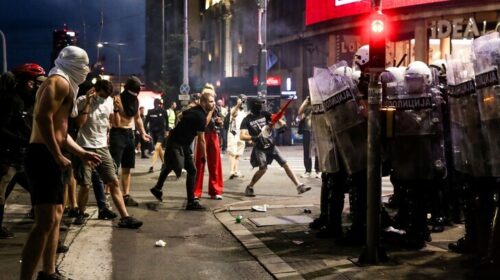 Protesta masive studentore në Beograd përfundon me përleshje me policinë