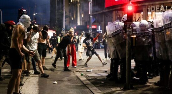 Protesta masive studentore në Beograd përfundon me përleshje me policinë