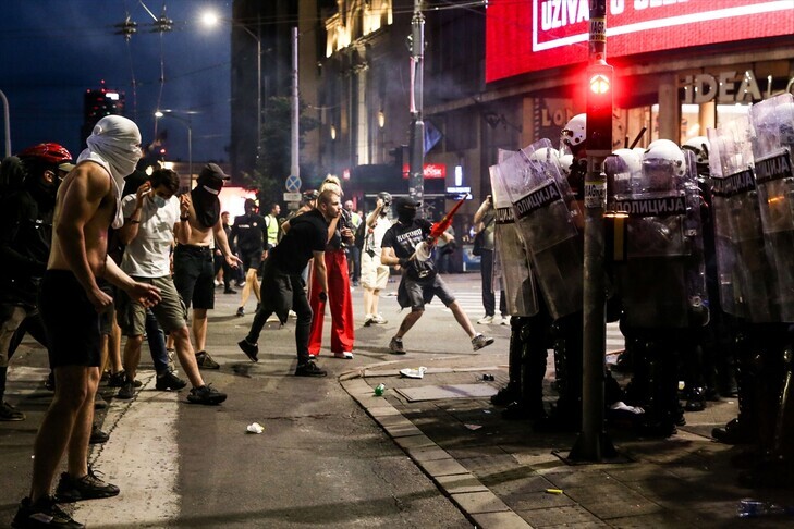 Protesta masive studentore në Beograd përfundon me përleshje me policinë