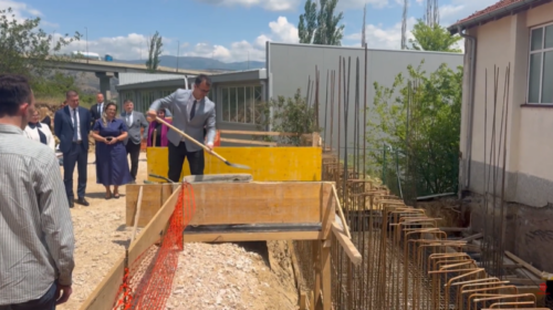 (VIDEO) Shkolla e Vollkovës 8 klasa plus, e Nikishtanit s’ka as sallë sporti
