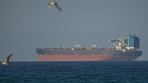 Media kineze: Një tanker nga Kina u godit dhe u përfshi nga flakët në Ngushticën e Hormuzit të hënën
