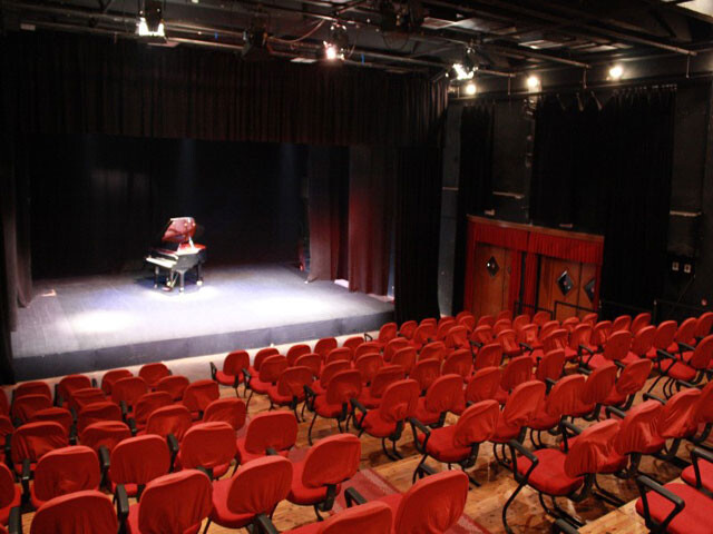 (VIDEO) Teatri Shqiptar përpiqet t’i afrojë të rinjtë me shfaqje moderne