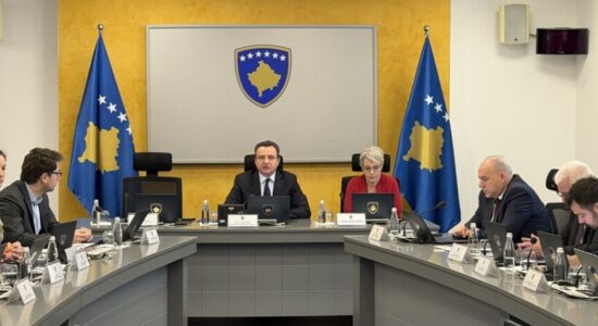 Qeveria në detyrë e Kosovës miraton pako të re për përballje me inflacionin