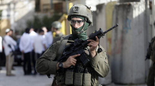 Ushtria izraelite ndalon dhjetëra palestinezë gjatë bastisjes në Bregun Perëndimor