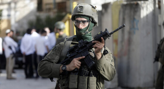 Ushtria izraelite ndalon dhjetëra palestinezë gjatë bastisjes në Bregun Perëndimor