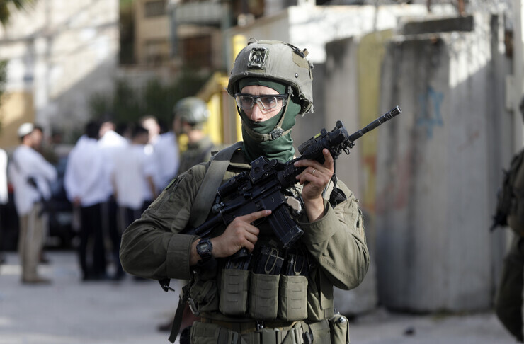 Ushtria izraelite ndalon dhjetëra palestinezë gjatë bastisjes në Bregun Perëndimor