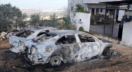 Pushtuesit izraelitë dogjën një xhami dhe disa automjete të palestinezëve në Bregun Perëndimor