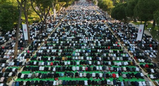 Besimtarët myslimanë të rajonit falin namazin e Kurban Bajramit