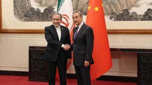 Ministri i Jashtëm kinez pret në takim homologun e tij iranian mes tensioneve për Ngushticën e Hormuzit