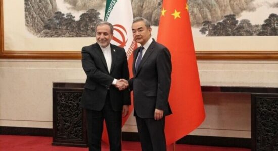 Ministri i Jashtëm kinez pret në takim homologun e tij iranian mes tensioneve për Ngushticën e Hormuzit