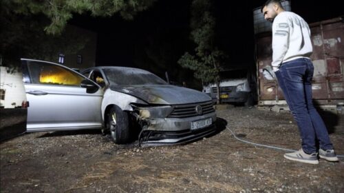 Pushtuesit izraelitë dogjën automjetin e një palestinezi dhe shkruan grafite raciste afër Ramallahut