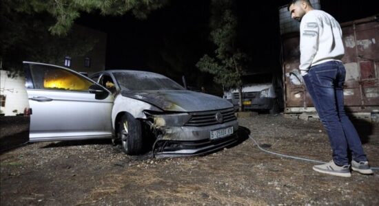 Pushtuesit izraelitë dogjën automjetin e një palestinezi dhe shkruan grafite raciste afër Ramallahut