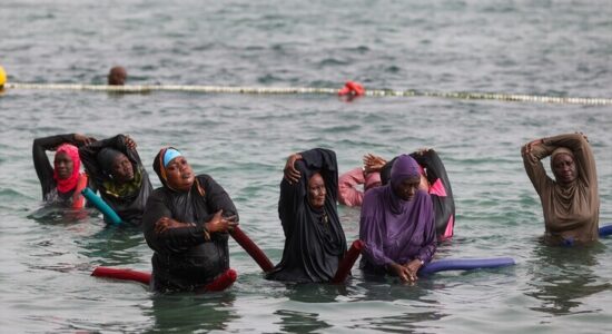 Senegal, të sëmurët dhe të moshuarit gjejnë rigjenerim përmes aerobikës në ujë