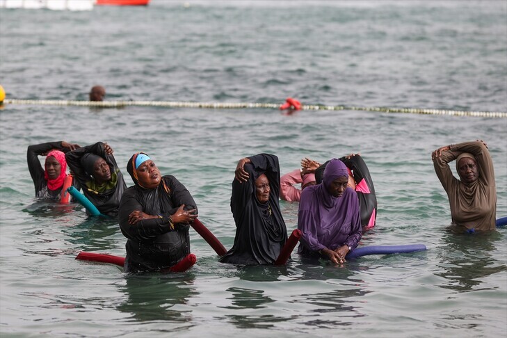 Senegal, të sëmurët dhe të moshuarit gjejnë rigjenerim përmes aerobikës në ujë