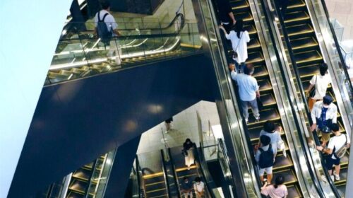 Panik në Tokio! Një person spërkat një substancë në një qendër tregtare, sëmuren 25 persona
