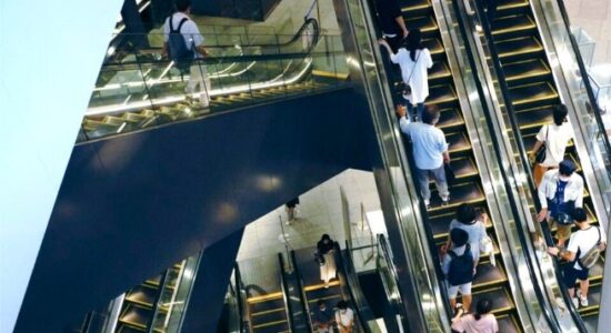 Panik në Tokio! Një person spërkat një substancë në një qendër tregtare, sëmuren 25 persona