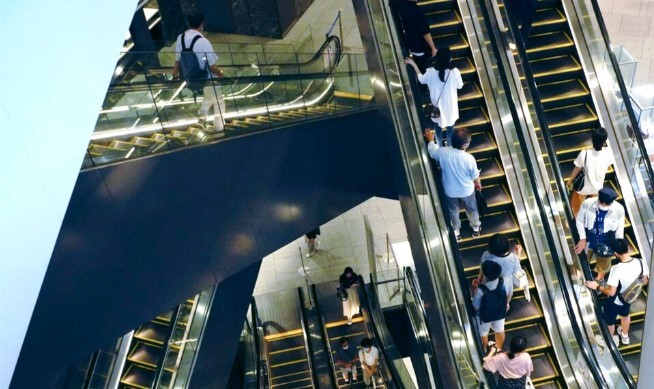 Panik në Tokio! Një person spërkat një substancë në një qendër tregtare, sëmuren 25 persona