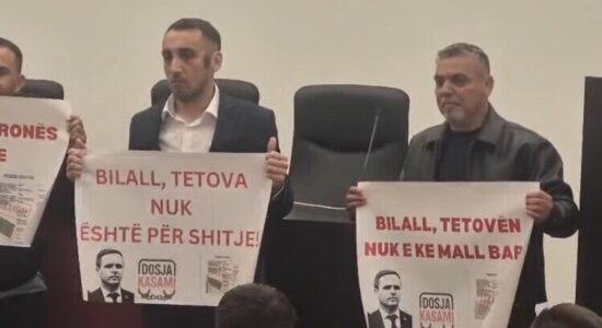 Protestë e BDI-Tetovë në mbledhjen e Këshillit, akuzojnë Kasamin se ka shitur tokë për 1€/m²
