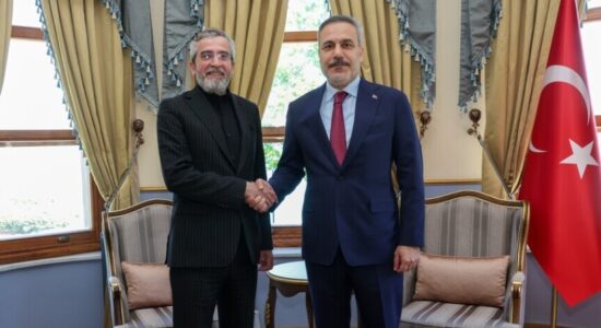 Ministri i Jashtëm turk takohet me zyrtarin iranian të sigurisë në Stamboll