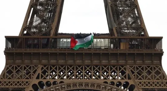 Paris, arrestohen 6 aktivistë pasi shpalosën flamurin palestinez në Kullën Eiffel